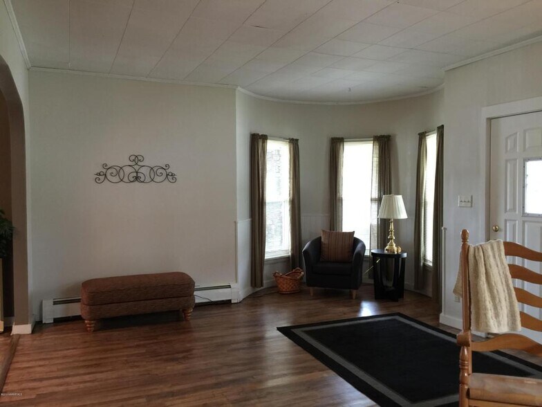 Building Photo - 1100 Bemidji Ave N