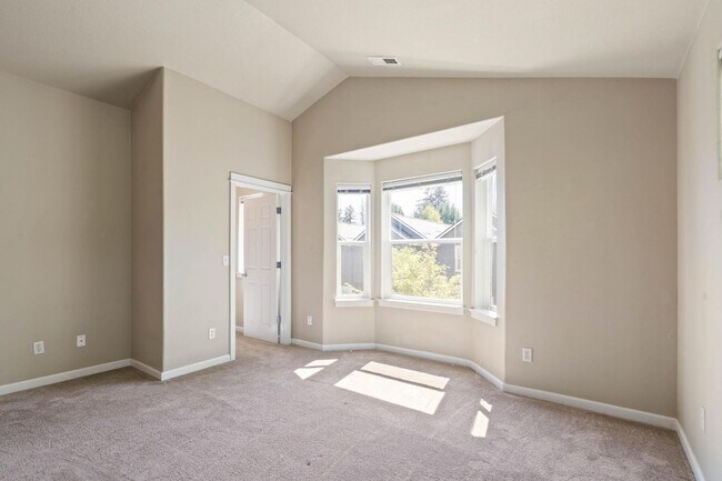 Building Photo - Bright, spacious 3-bdrm/2.5 bath Tigard townhome. Fireplace, balcony, 2-car garage, W/D