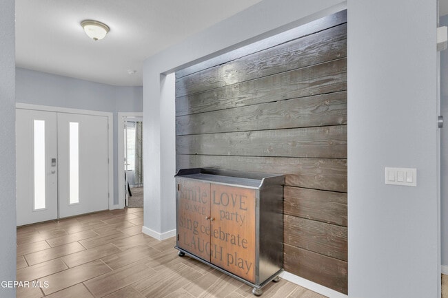 Building Photo - 12631 Mark Twain Ave