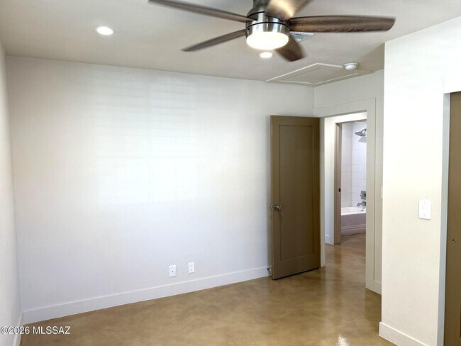 Building Photo - 426 S Stratford Dr