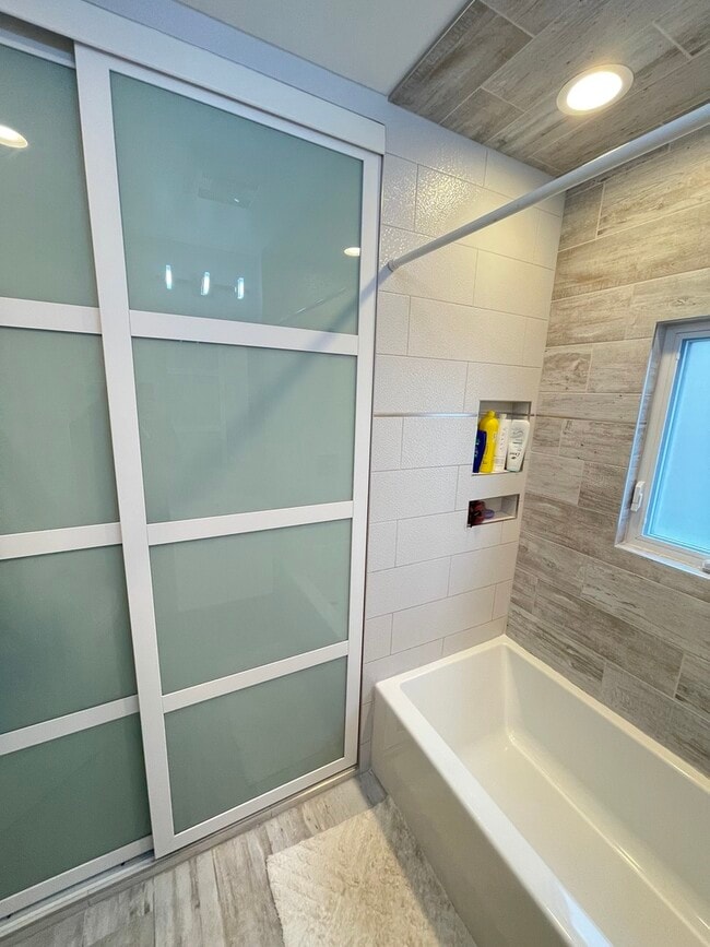 Building Photo - 3230 N Elston Ave