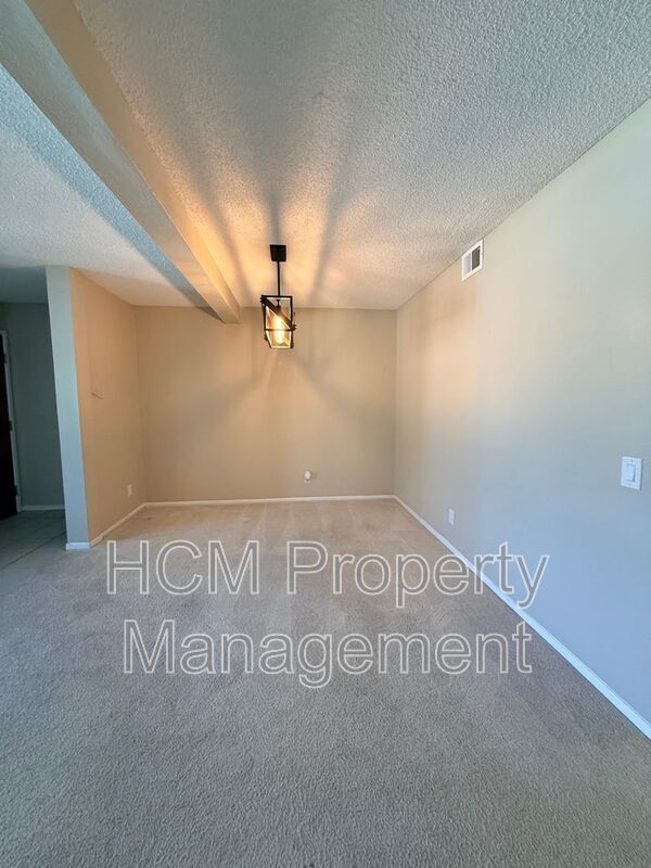 Building Photo - 4852 Cabana Dr