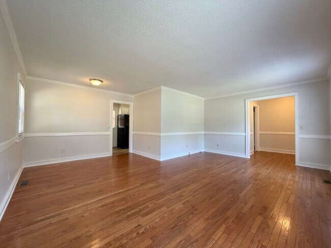 Building Photo - 121 Westview Dr