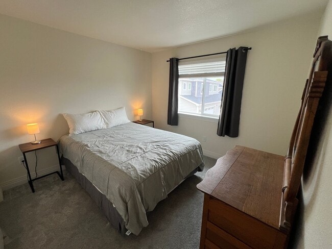 Building Photo - Students Welcome! 2 Story townhome in Registry Ridge---furnished option available