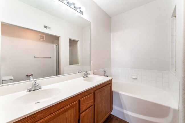 Building Photo - Spacious Updated 2-Bedroom Condo in Gated Community!