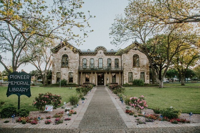 Building Photo - Luxurious 4 BR / 2 BA with THREE-CAR GARAGE - 2314 SF - Harmony Hills, Fredericksburg!
