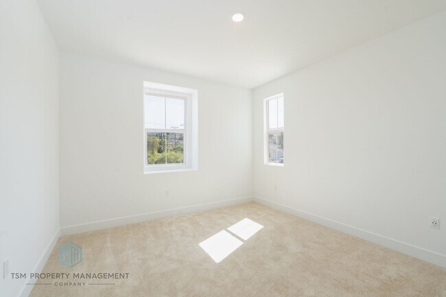Building Photo - 15437 La Subida Dr