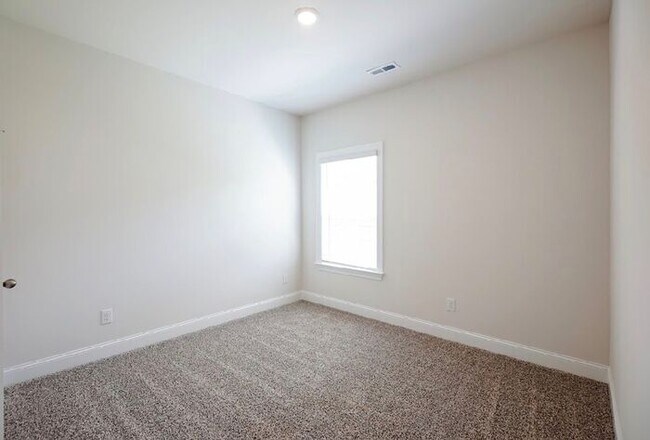 Building Photo - Fenced yard, great location