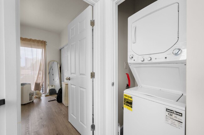 Building Photo - Spacious master bedroom!