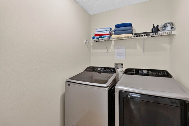 Building Photo - 1550 Casterton Cir