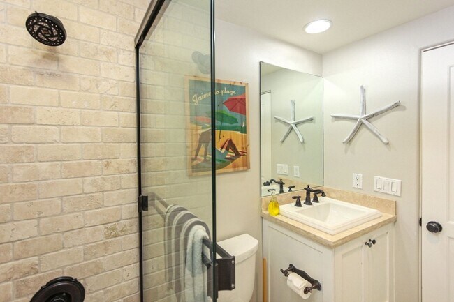 Building Photo - Upgraded 2 BD/ 2 BA on Newport Beach Penin...
