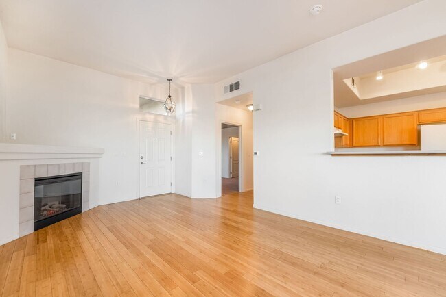 Building Photo - IMMACULATE 2 BEDROOM CONDO IN HENDERSON!