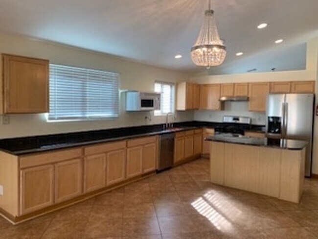 Building Photo - Spacious 4BR House in Tucson