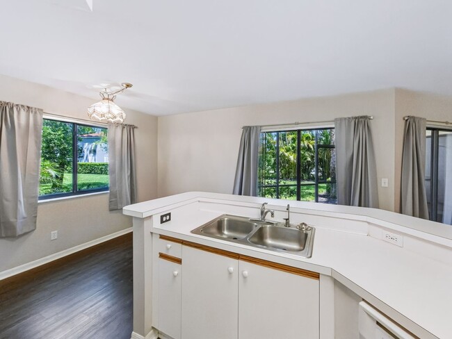 Building Photo - ** COACH HOMES @ BERKSHIRE LAKES ** 2 BED / 2 BATH - 1ST FLOOR CONDO - GARAGE - ANNUAL RENTAL