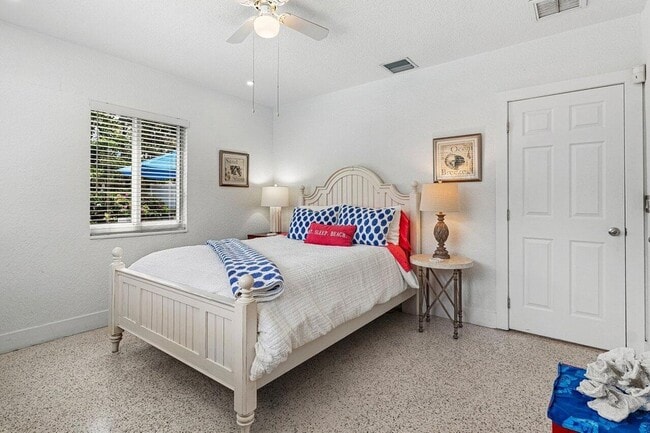 Building Photo - 340 NE 7th Ave