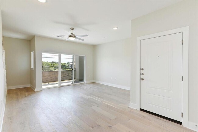 Building Photo - 2827 Manor Rd