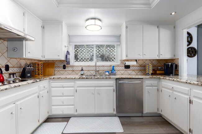 Building Photo - 1408 La Plaza Dr