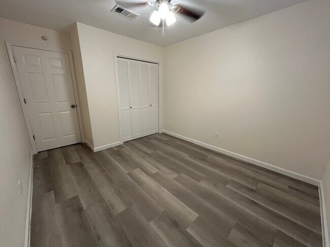 Building Photo - 3210 Valley Brook Dr