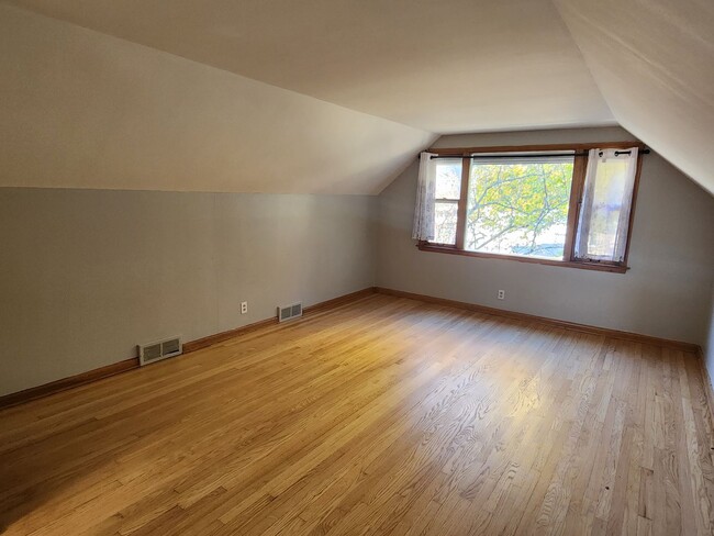 Building Photo - 2 bedroom upper