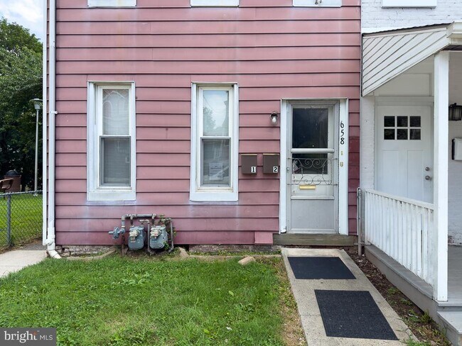 Building Photo - 658 Walnut St