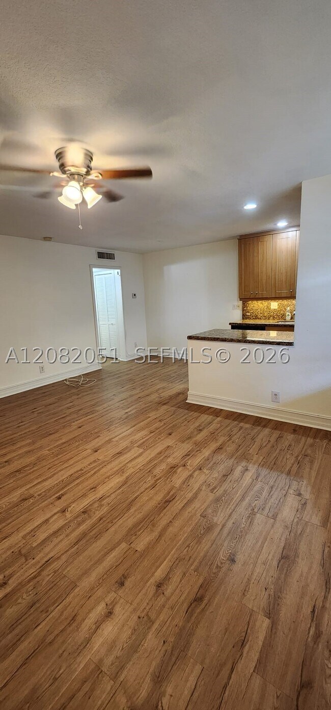 Building Photo - 1423 Holly Heights Dr