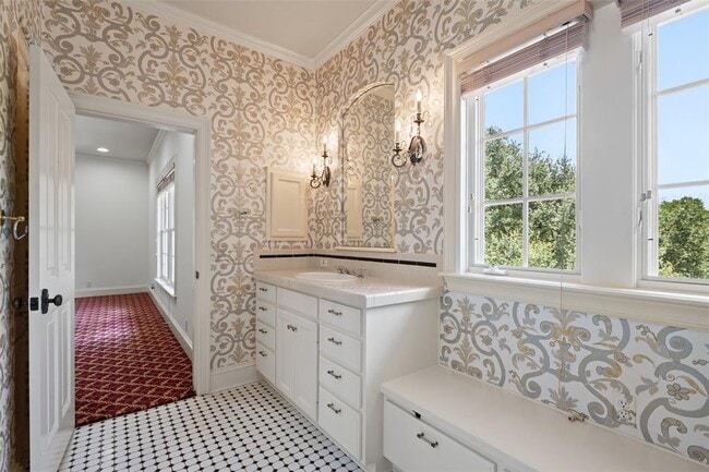 Building Photo - 602 Las Lomas Dr