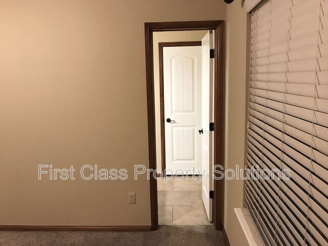 Building Photo - 3500 Arcadia Dr