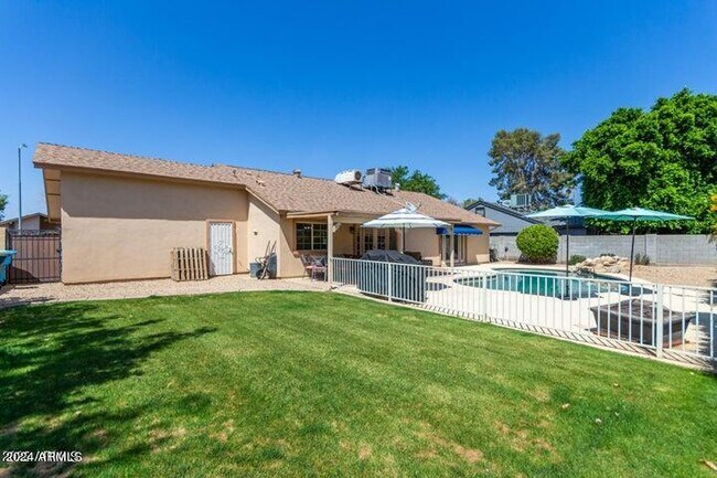 Building Photo - 2447 W Mandalay Ln