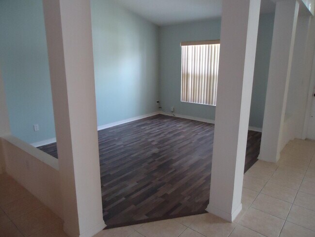 Building Photo - 5824 NW Zenith Dr