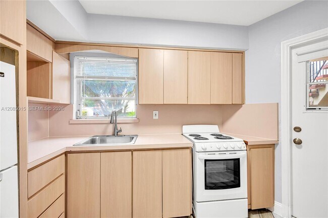 Building Photo - 1631 NE Miami Gardens Dr