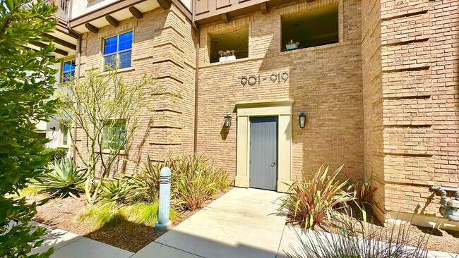 Building Photo - Beautiful "Model" Show Townhome in the Gat...