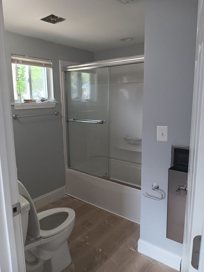 Building Photo - Renovated 3 Bed 2 Bath Single-Family Home ...