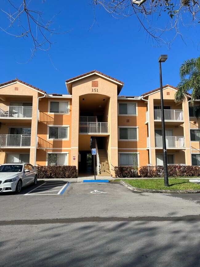 Building Photo - 151 SW Palm Dr