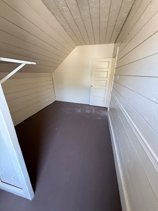 Building Photo - 3bd 1 1/2 ba