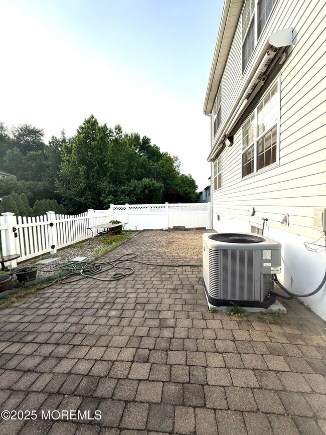 Building Photo - 28 Skylark Ct