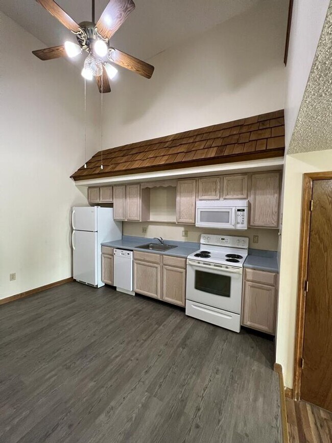 Building Photo - 2-Story, One Bedroom Loft Townhome AVAILABLE JUNE 2026 - Wernersville, PA