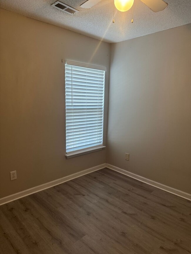 Building Photo - Great Price and location!