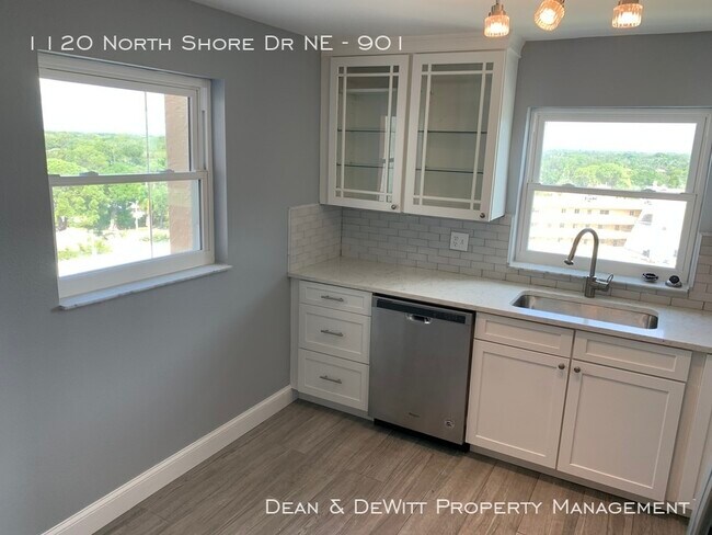 Building Photo - North Shore Condo with Amazing Water Views!