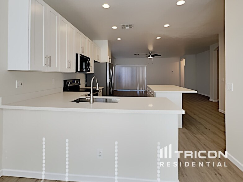 Building Photo - 10 N 126th Ave