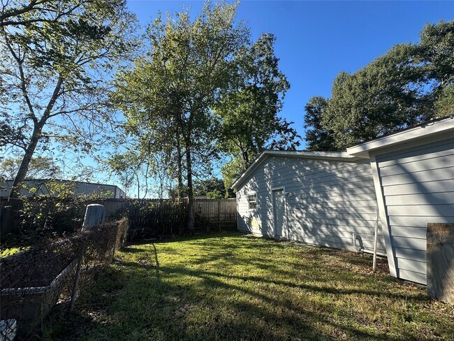 Building Photo - 3331 Longhorn Dr