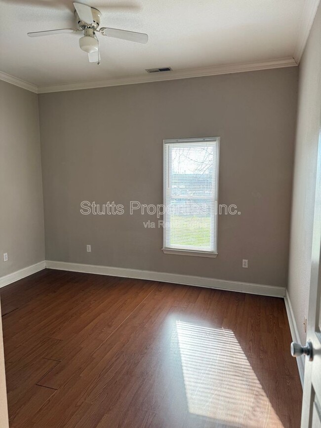 Building Photo - 202 S Cave St