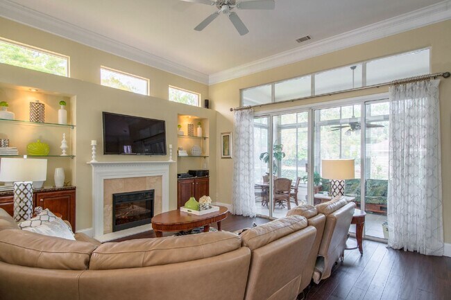 Building Photo - "Charming 3 Bed, 2.5 Bath Rental in Blufft...