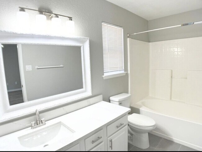 Building Photo - 3913 Periwinkle Dr