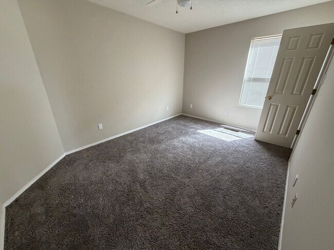 Building Photo - Spacious 3-Bedroom