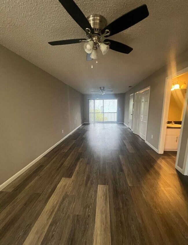Building Photo - 1 Bed 1 Bath | Central Air | Community Pool | Section 8 Welcome