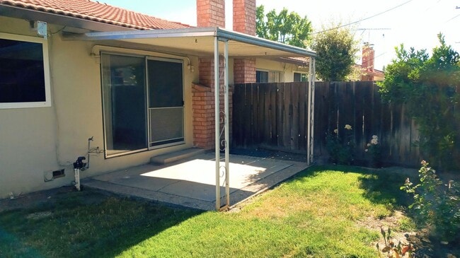 Building Photo - Charming 2bd Duplex With Private Yard & Garage