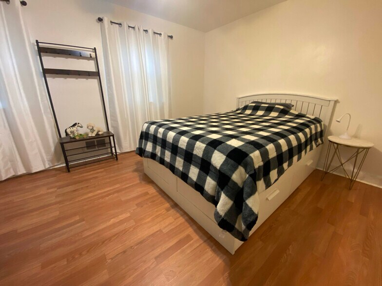 Building Photo - 423 21st St NE