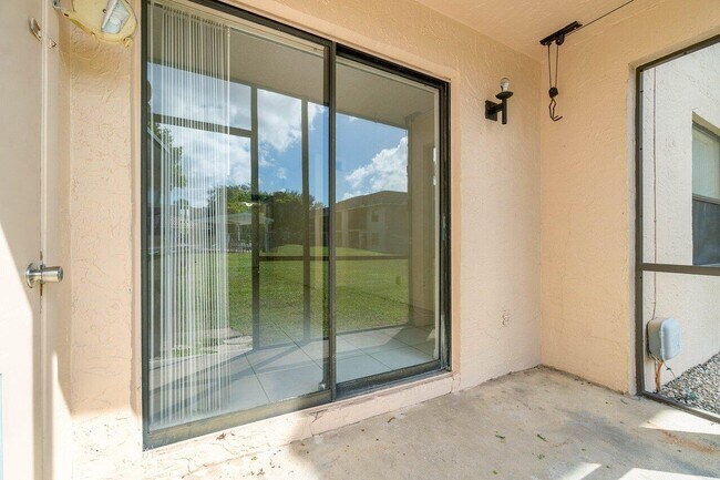 Building Photo - 6736 Palmetto Cir S