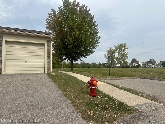 Building Photo - 2824 Roundtree Dr