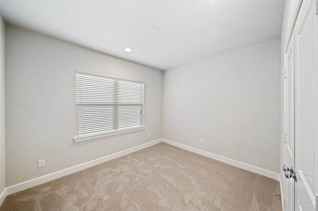 Building Photo - 5910 Haring Ln